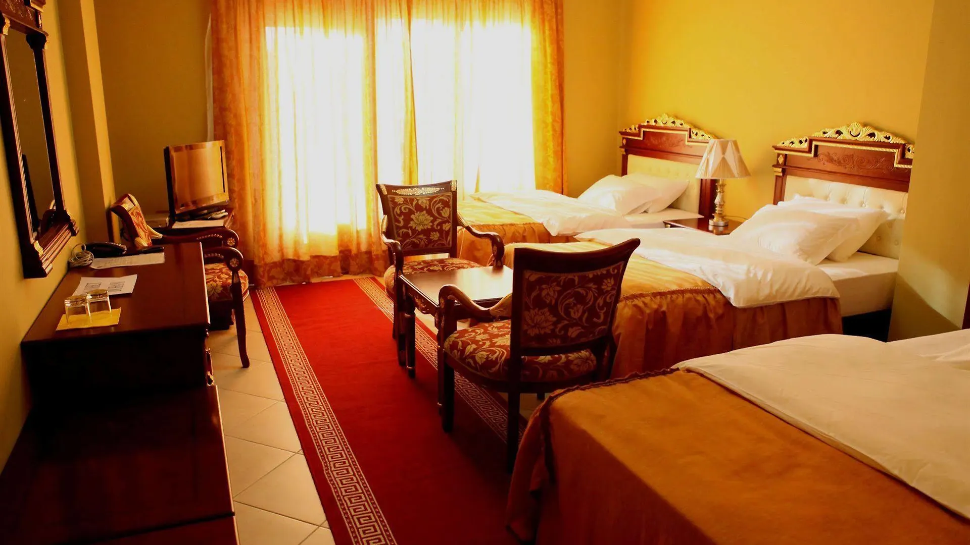 Dinasty Hotel Tirana 4*,