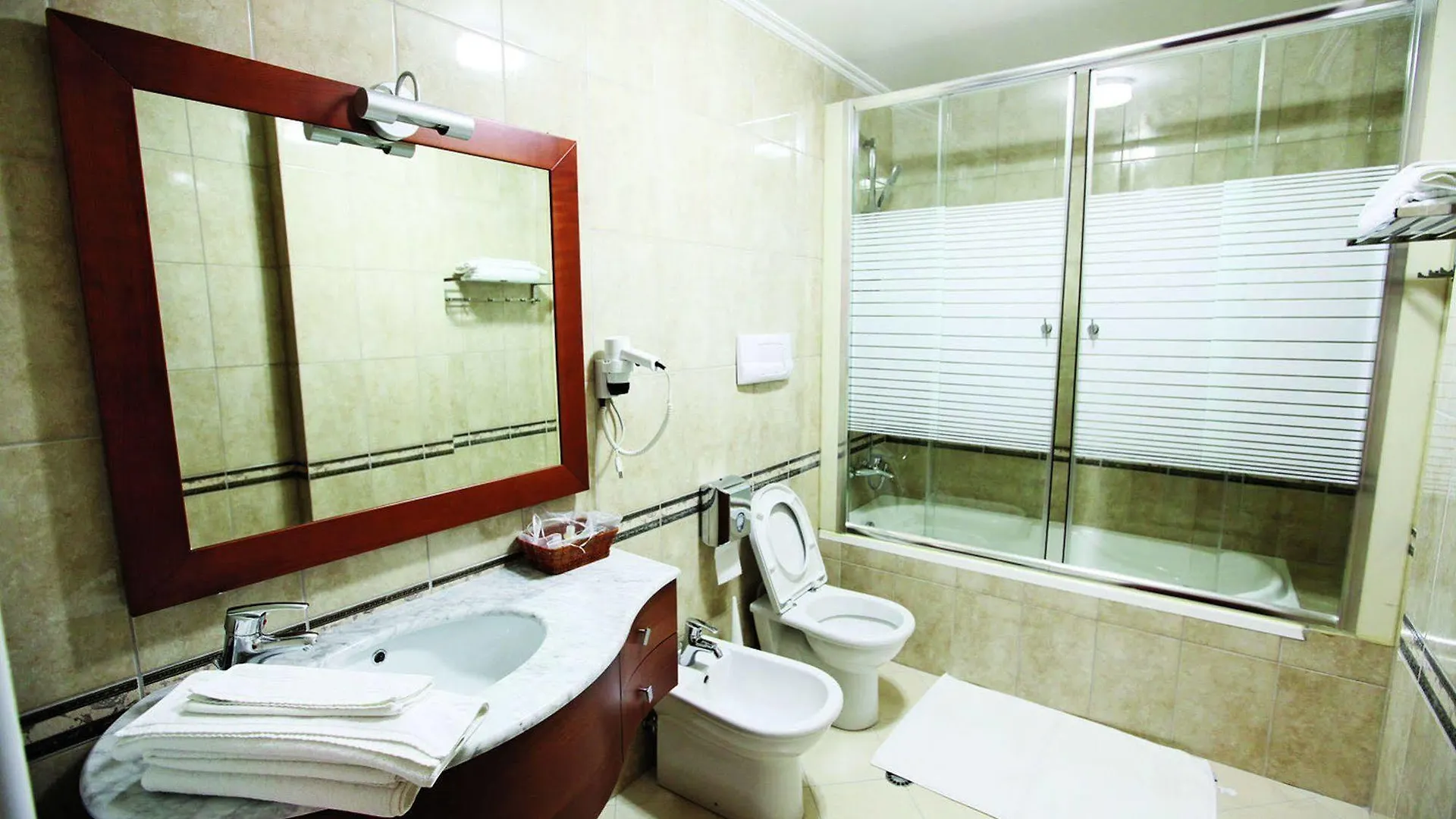 Dinasty Hotel Tirana Albanien